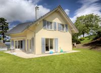 Familienhaus mit hellgelben Anstrich und Fassadenverputzt von Robin Veit aus dem Saarland