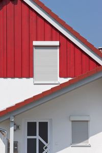 Malermeister Robin Veit aus Ottweiler und Umgebung, streicht ein Dach rot an